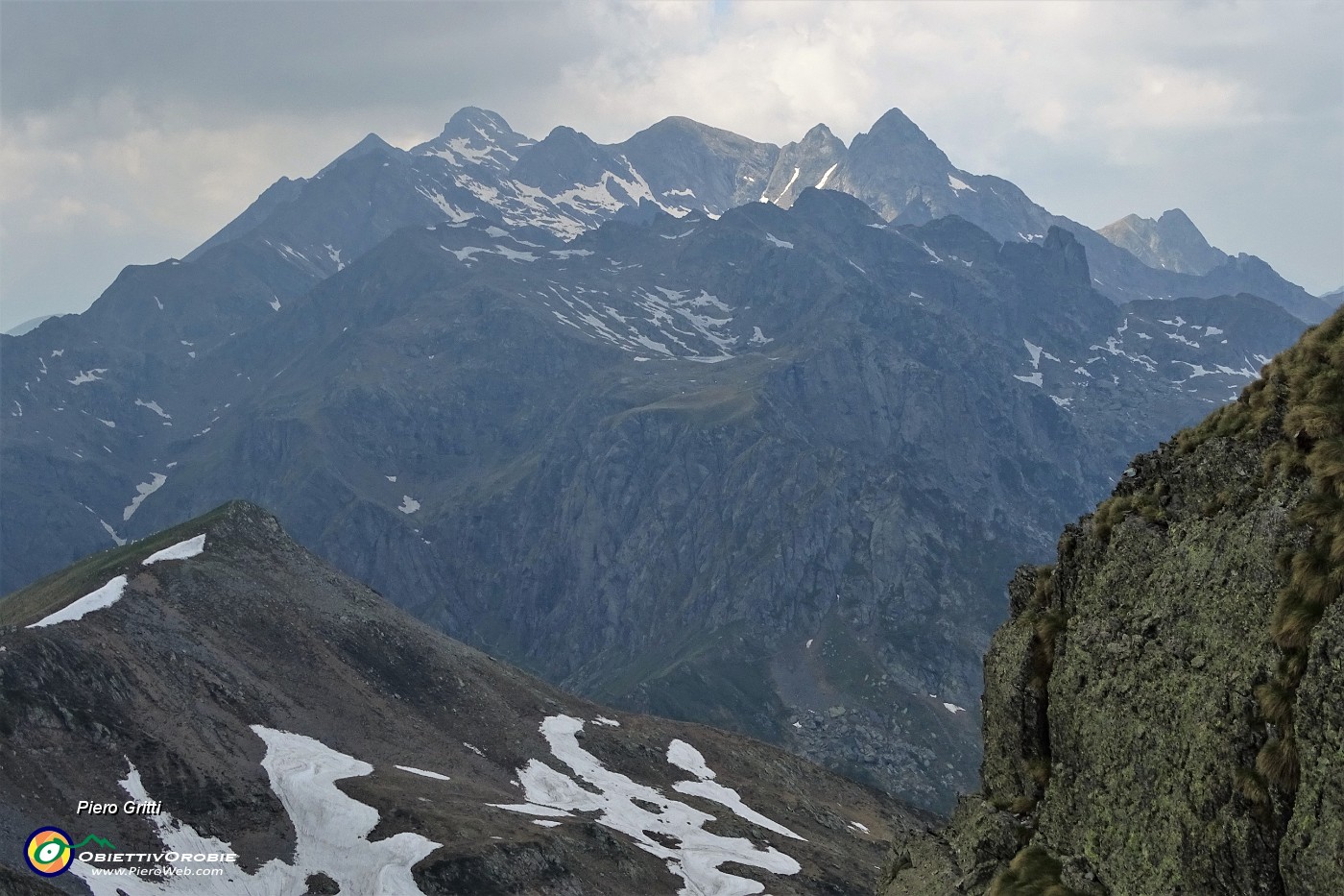 51 Vista verso la costiera Tre Signori-Trona.JPG